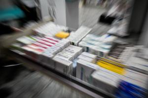 Φάρμακα σε συρτάρι φαρμακείου