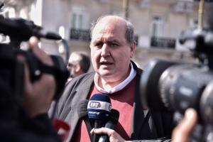 Ο Νίκος Φίλης έξω από τη Βουλή