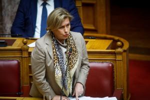 Η Μίνα Γκάγκα στη Βουλή