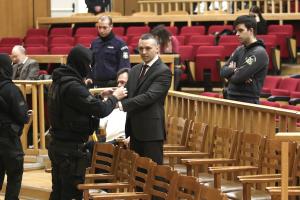 Ο Ηλίας Κασιδιάρης με χειροπέδες