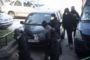 Άνθρωποι με χειροπέδες