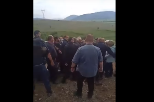 Στιγμιότυπο από την συμπλοκή αστυνομίας και κατοίκων στην Κοζάνη