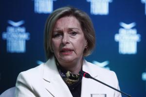 Η Μίνα Γκάγκα μιλά με μικρόφωνο μπροστά της