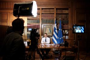 Ο Μητσοτάκης στο πρωθυπουργικό γραφείο με κάμεραμαν να τον τραβά με την κάμερα
