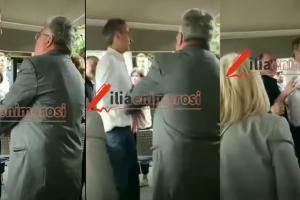 Ο Κυριάκος Μητσοτάκης συζητά με πολίτη