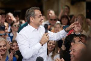 Ο Κυριάκος Μητσοτάκης με μικρόφωνο