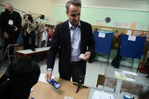 Ο Κυριάκος Μητσοτάκης την ώρα που ψηφίζει
