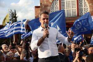 Ο Κυριάκος Μητσοτάκης μιλάει στο Περιστέρι