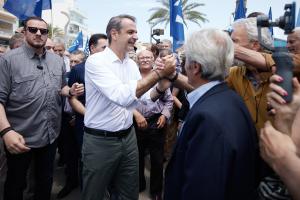 Ο Κυριάκος Μητσοτάκης χαιρετάει κόσμο
