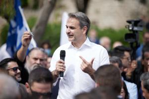 Ο Κυριάκος Μητσοτάκης με μικρόφωνο