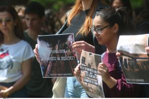Φοιτήτριες με χαρτόνια στα χέρια που γράφουν συνθήματα για την τραγωδία στα Τέμπη