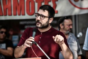Ο Νάσος Ηλιόπουλος μιλάει στο μικρόφωνο