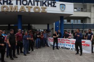 Διαμαρτυρία με πανό στο υπουργείο Ναυτιλίας