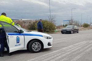 Αστυνομικός έξω από περιπολικό της ΕΛ.ΑΣ.