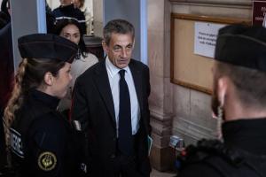Ο Νικολά Σαρκοζί και αστυνομικοί μπροστά