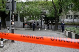 Αστυνομικοί έξω από δημοτικό σχολείο στο Βελιγράδι