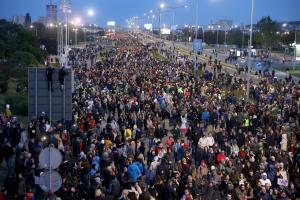 Χιλιάδες πολίτες στους δρόμους του Βελιγραδίου διαμαρτύρονται για την βία