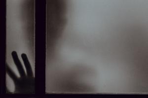 σκιά κακοποίηση αγόρι παιδί ανήλικος