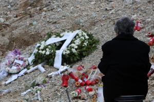 Ηλικιωμένη στο σημείο της σύγκρουσης των τρένων στα Τέμπη