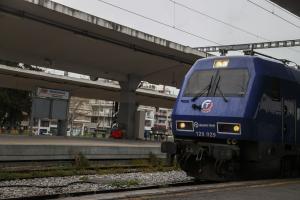 Τρένο περνά από σταθμό