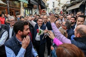 Ο Αλέξης Τσίπρας ανάμεσα σε κόσμο στην Πρέβεζα