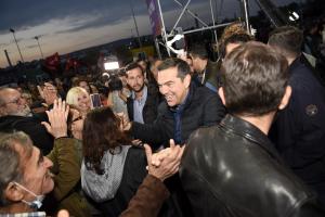 Ο Αλέξης Τσίπρας χαιρετάει κόσμο
