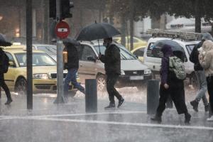 Άνθρωποι με ομπρέλες στη βροχή