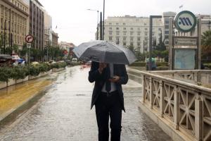Άνθρωπος με ομπρέλα υπό βροχή