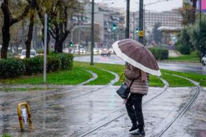 Άνθρωπος με ομπρέλα υπό βροχή