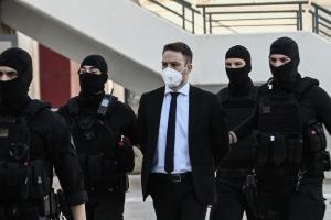 Αστυνομικοί δίπλα στον Μπάμπη Ανγνωστόπουλο