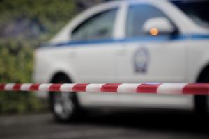Κορδέλα της αστυνομίας μπροστά από περιπολικό