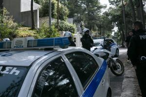 Αστυνομιικοί δίπλα σε περιπολικό της ΕΛΑΣ