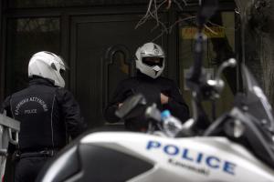 Μηχανή της ΕΛΑΣ και αστυνομικοί