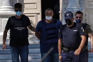 Κατηγορούμενος δίπλα σε αστυνομικούς