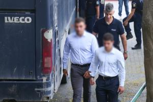 Αστυνομικός πίσω από δύο ανθρώπους
