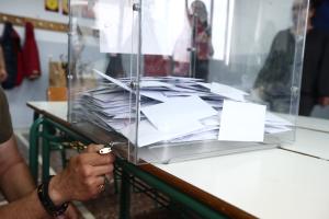 Αντρικό χέρι ξεκλειδώνει την εκλογική κάλπη