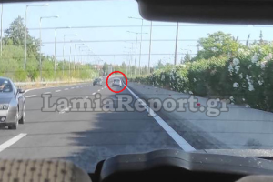 Αυτοκίνητο κινείται ανάποδα στην εθνική οδό