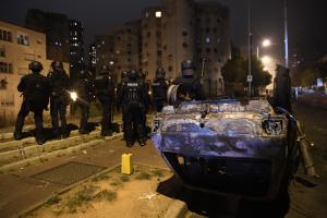 Γάλλοι αστυνομικοί μπροστά σε αναποδογυρισμένο αυτοκίνητο