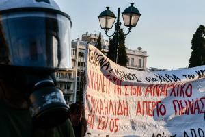 Ματατζής και πίσω πανό για τον απεργό πείνας Γιάννης Μιχαηλίδη