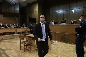 Ο Ηλίας Κασιδιάρης στη δικαστική αίθουσα