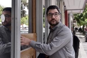 Ο Νάσος Ηλιόπουλος έξω από τα γραφεία του ΣΥΡΙΖΑ
