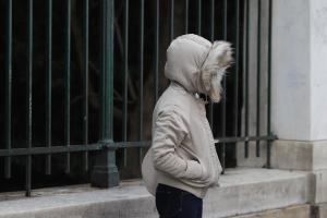 Κοπέλα με μπουφάν και κουκούλα