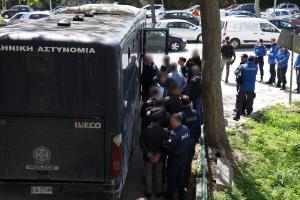 Άνθρωποι μπαίνουν σε αστυνομική κλούβα