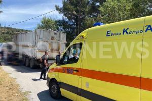 Ασθενοφόρο του ΕΚΑΒ και μπροστά το απορριμματοφόρο που συγκρούστηκε με το μηχανάκι του 17χρονου