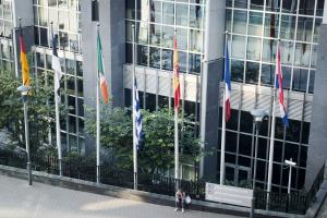 Σημαίες κρατών μελών της ΕΕ μπροστά από κτίριο της Ευρωπαϊκής Επιτροπής