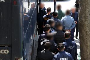 Κρατούμενοι με τη συνοδεία αστυνομικών