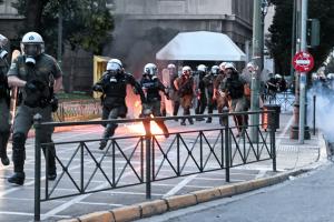 ΜΑΤ ρίχνουν χημικά