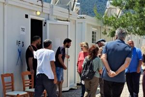 Μετανάστες μπροστά σε κοντέινερ στη Μαλακάσα