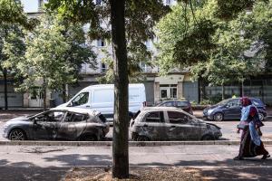 Καμένα αυτοκίνητα στο προάστιο όπου δολοφονήθηκε ο 17χρονος από αστυνομικό