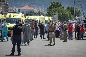 ασθενοφόρα και κόσμος στο λιμάνι
